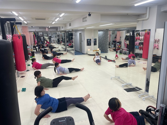 女性　ボディメイククラス　腹筋