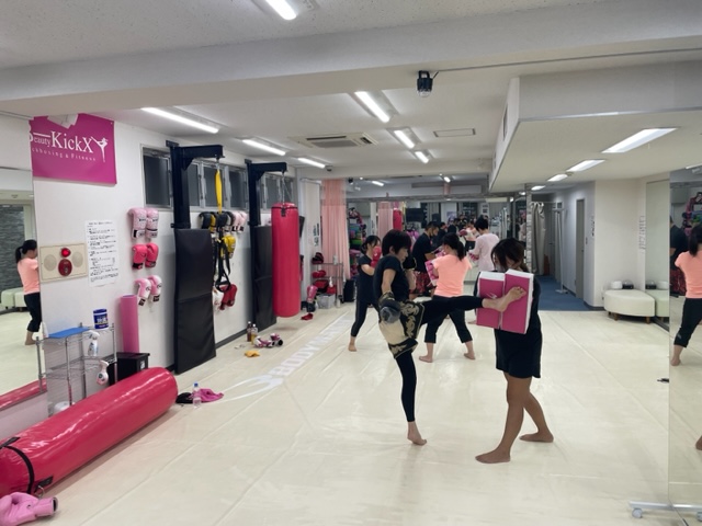 女子キックボクシング　練習　ビューティーキックス